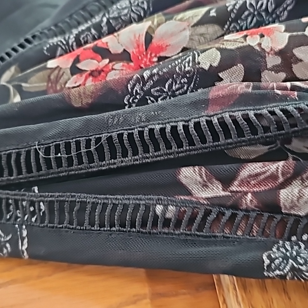 Gimmick blouse with reddish flowers. - Picture 3 of 7